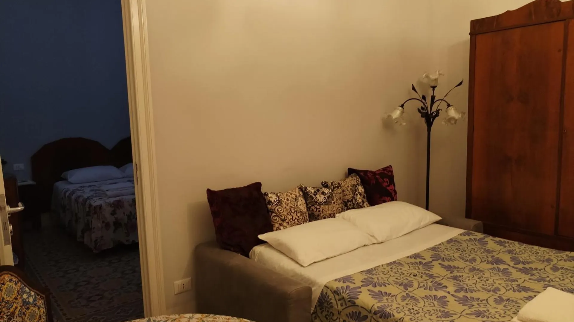 Battisti 18 Vintage Rooms Palermo Italy